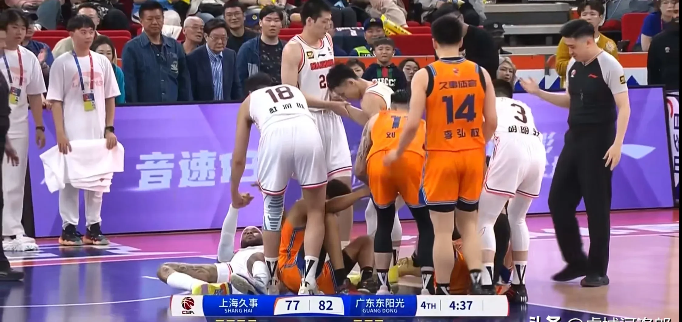 鏖战正酣,球场上的激烈对抗 鏖战正酣,球场上的激烈对抗