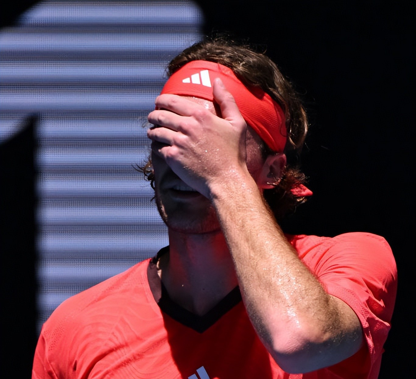 西班牙网球队鏖战法国网球队，西西帕斯关键制胜的简单介绍