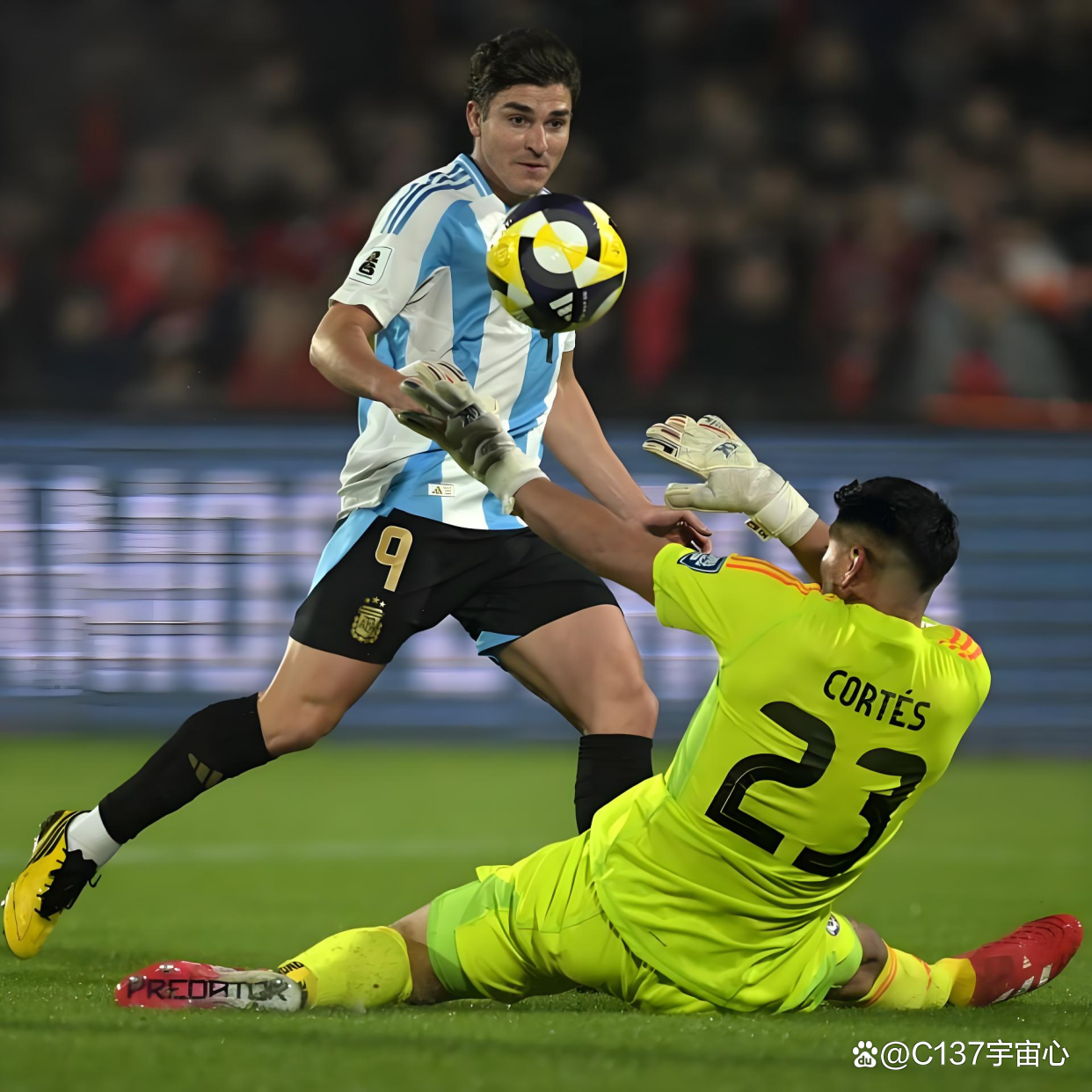 包含拜仁逆转克罗地亚，阿尔瓦雷斯完成帽子戏法的词条