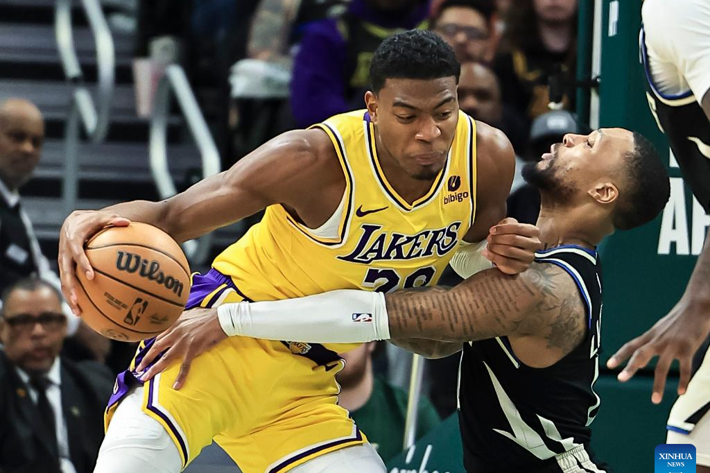 雄鹿横扫湖人，约基奇扛起全队